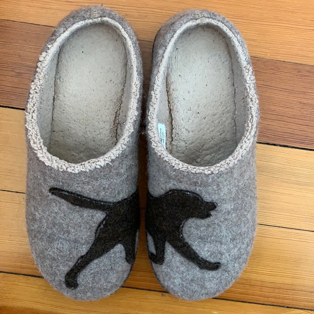 Women’s slippers EUC